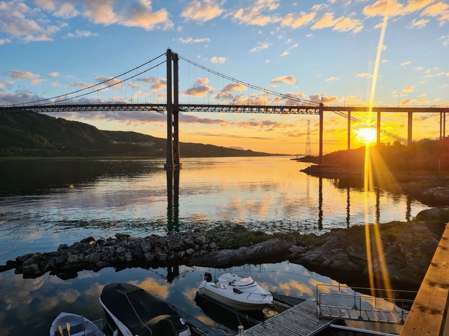 Solnedgang ved brua